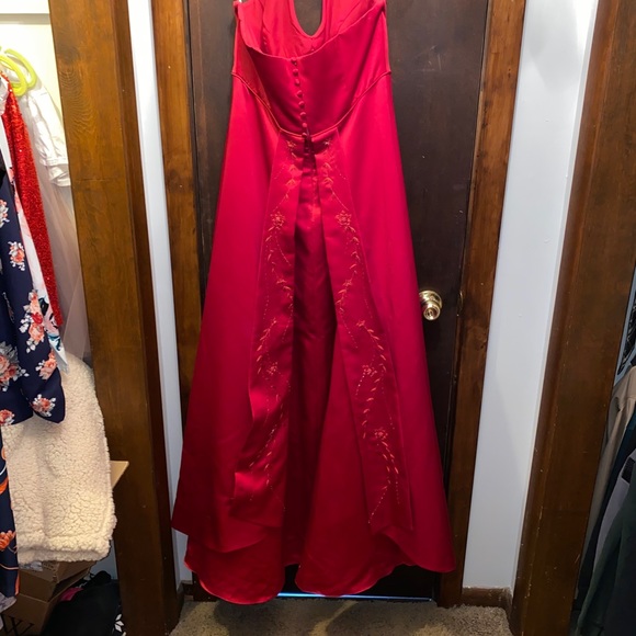 Red ball gown - Picture 2 of 11